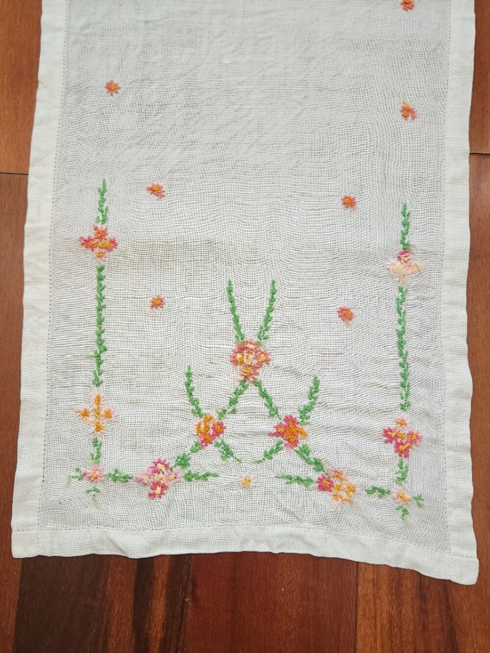 Vintage Embroidered Pink Daisy Flowers Table Runner